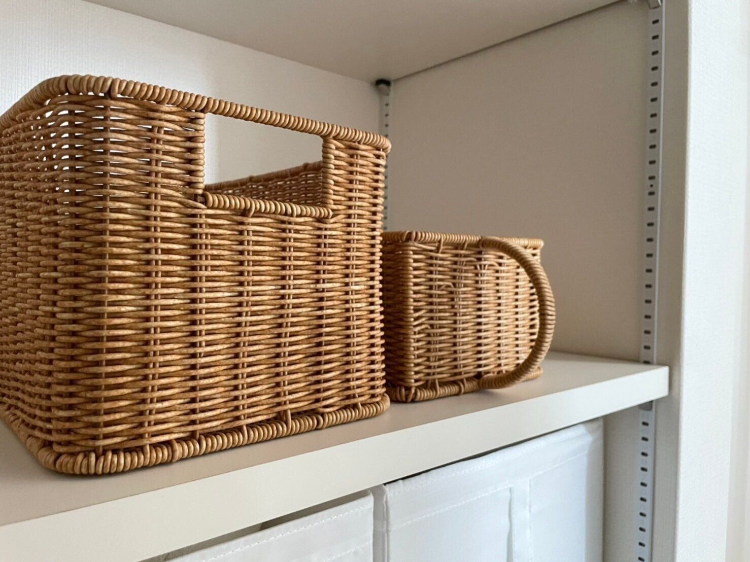 オシャレなのにメンテナンスがラクで嬉しい！3COINSのラタン風ボックス