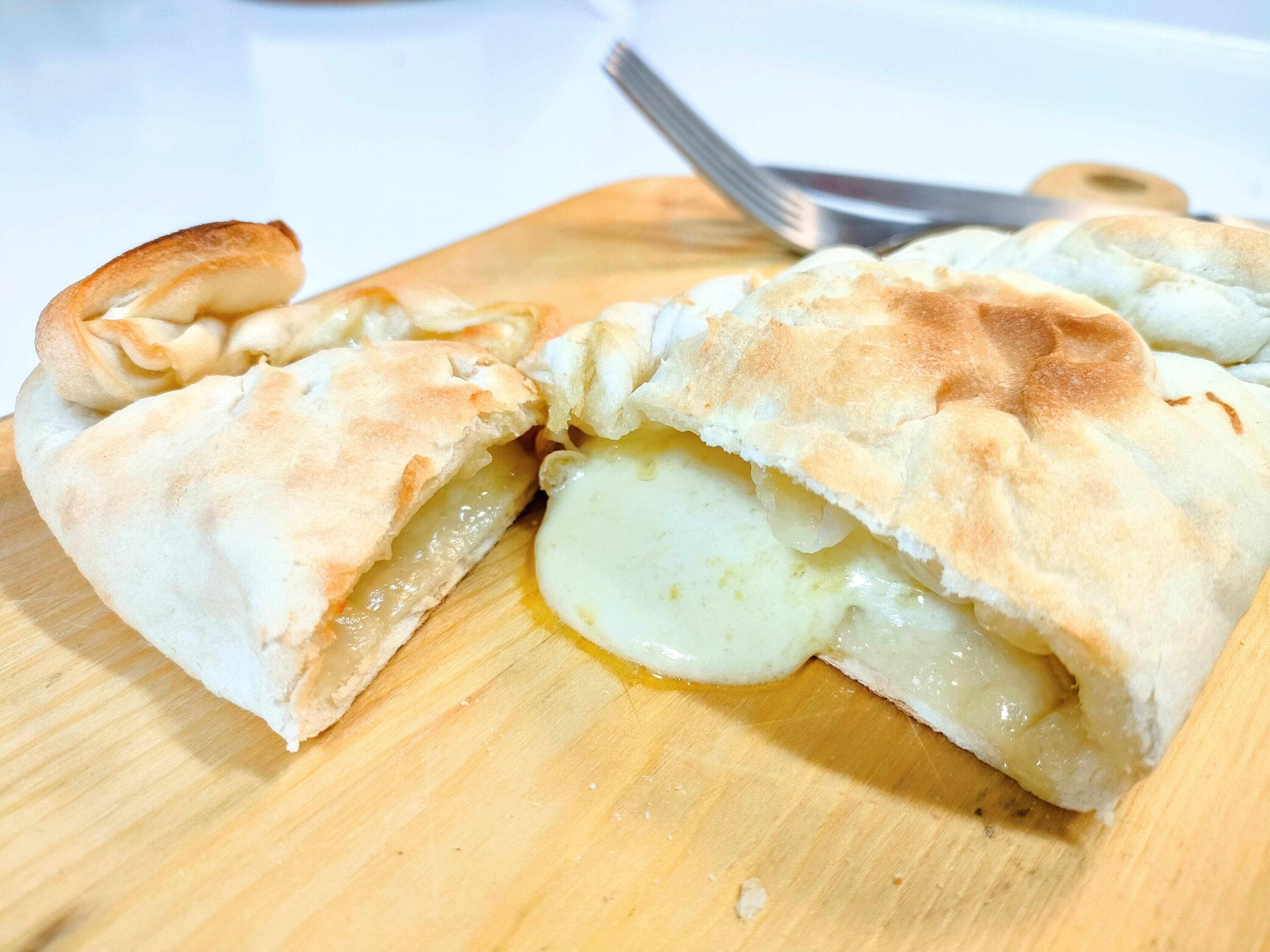 カルツォーネ　チーズ