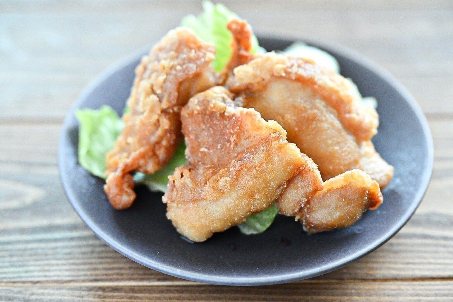 皿に盛られたザンギ