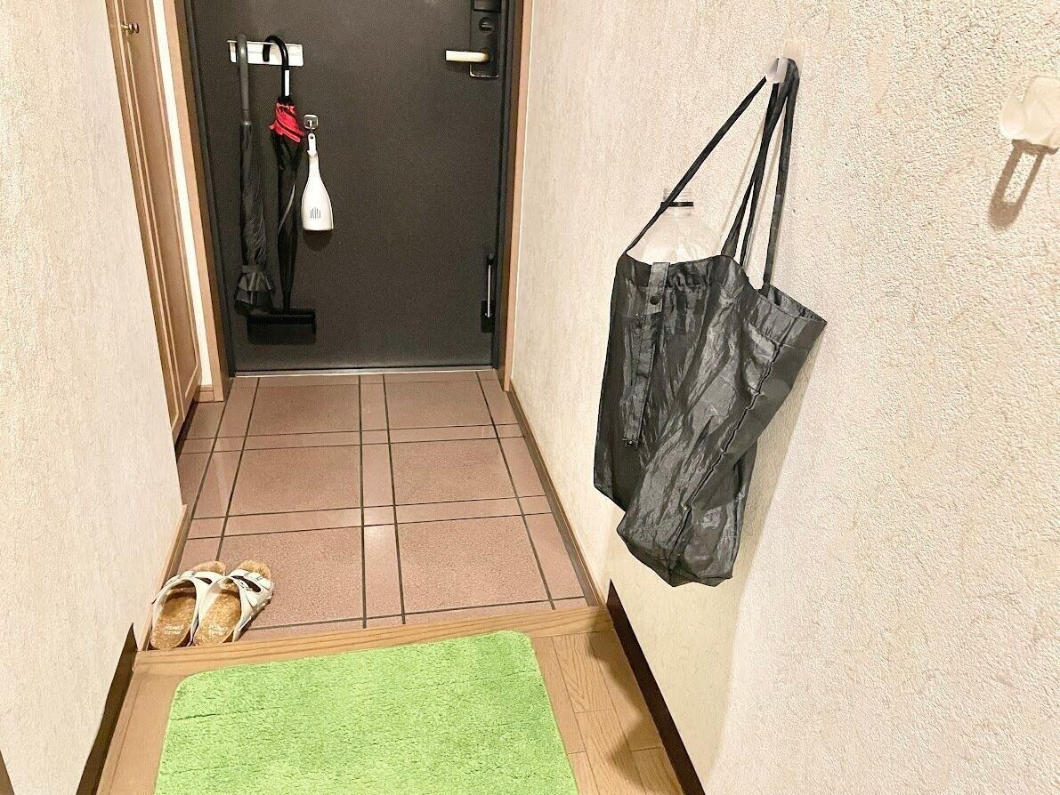 玄関にかけたエコバッグ