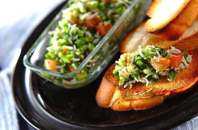 シラスと青ネギのブルスケッタ