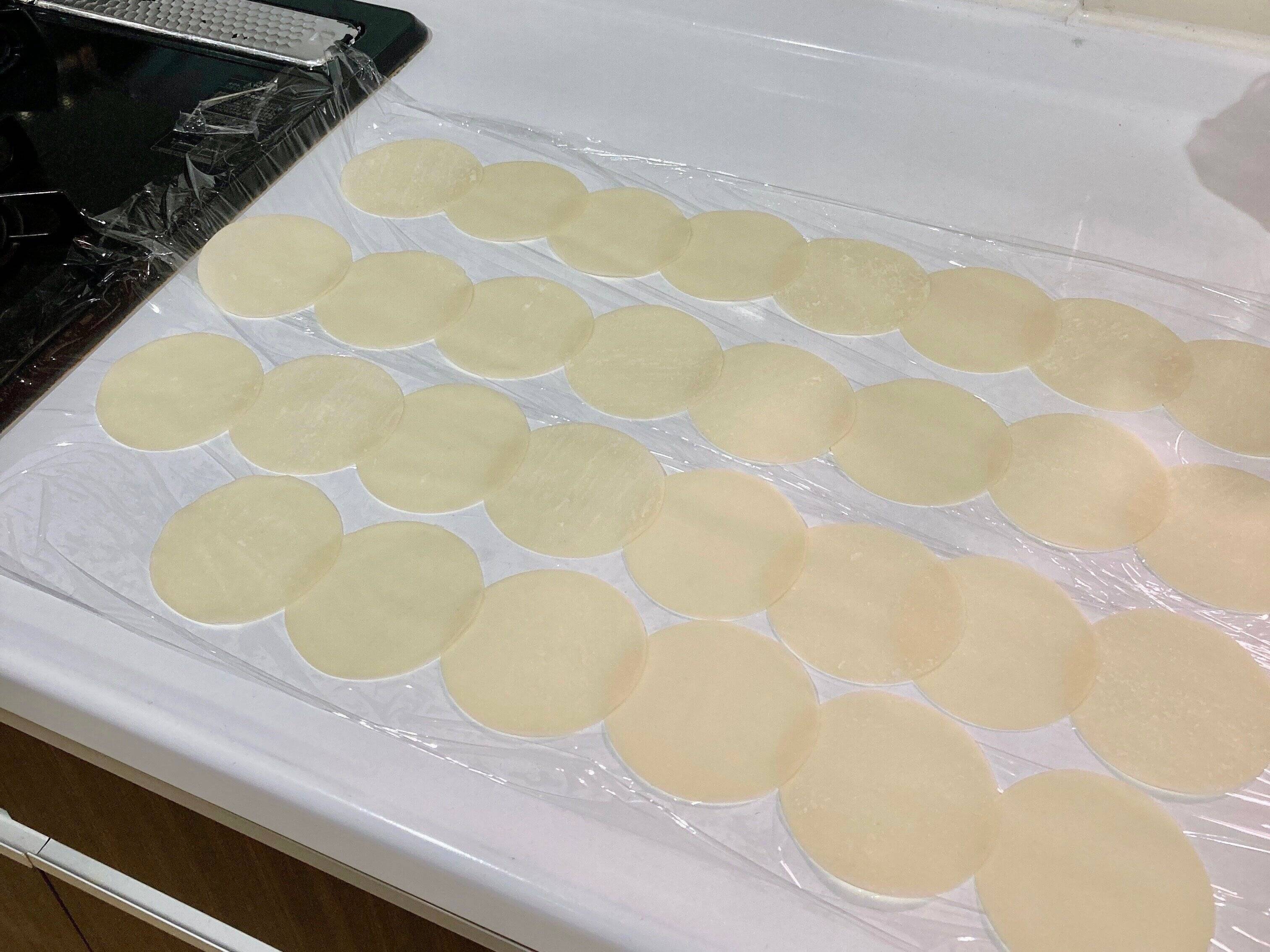 ラップの上に並べられた餃子の皮