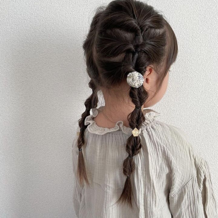 小学生女子も納得のキュートなヘアスタイル。編み込まないおしゃれなヘアアレンジ