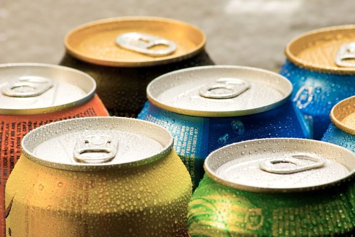 缶のソフトドリンク