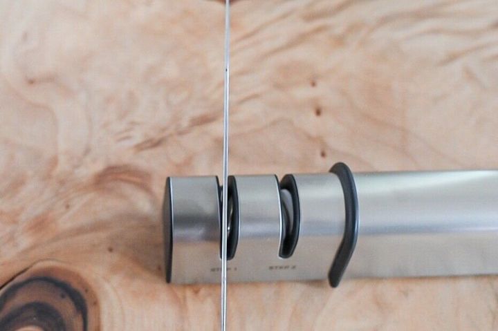 包丁を研いでいるところ