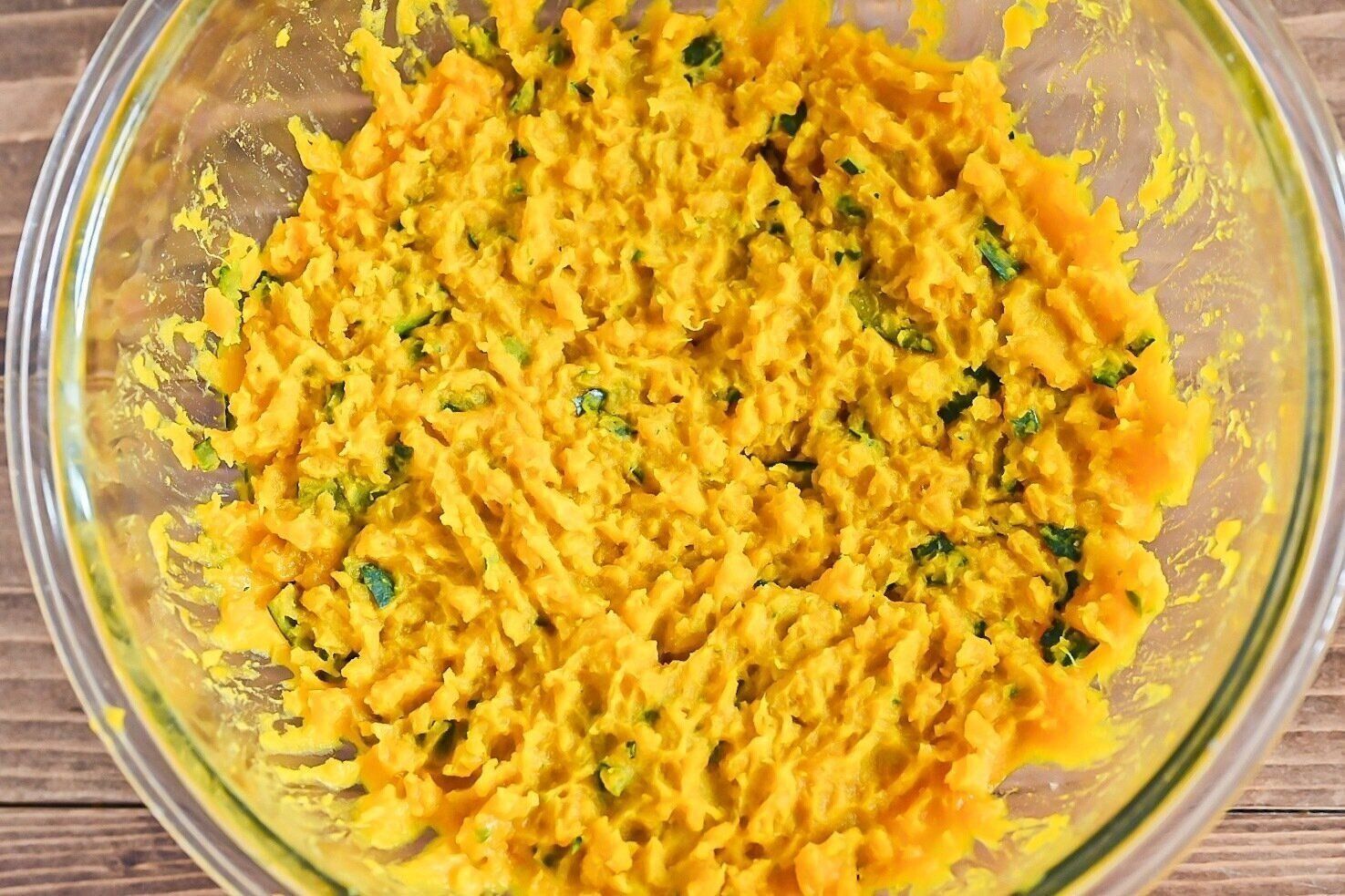 ボウルに入った潰したかぼちゃ