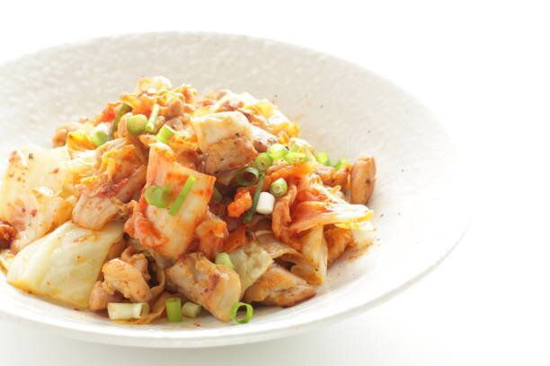 韓国料理、鶏肉、キャベツを鶏肉で炒め