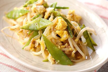 キヌサヤとモヤシの卵とじ