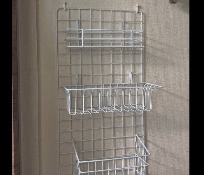 【セリア】ワイヤーネットを掛けるだけ！クローゼット横収納