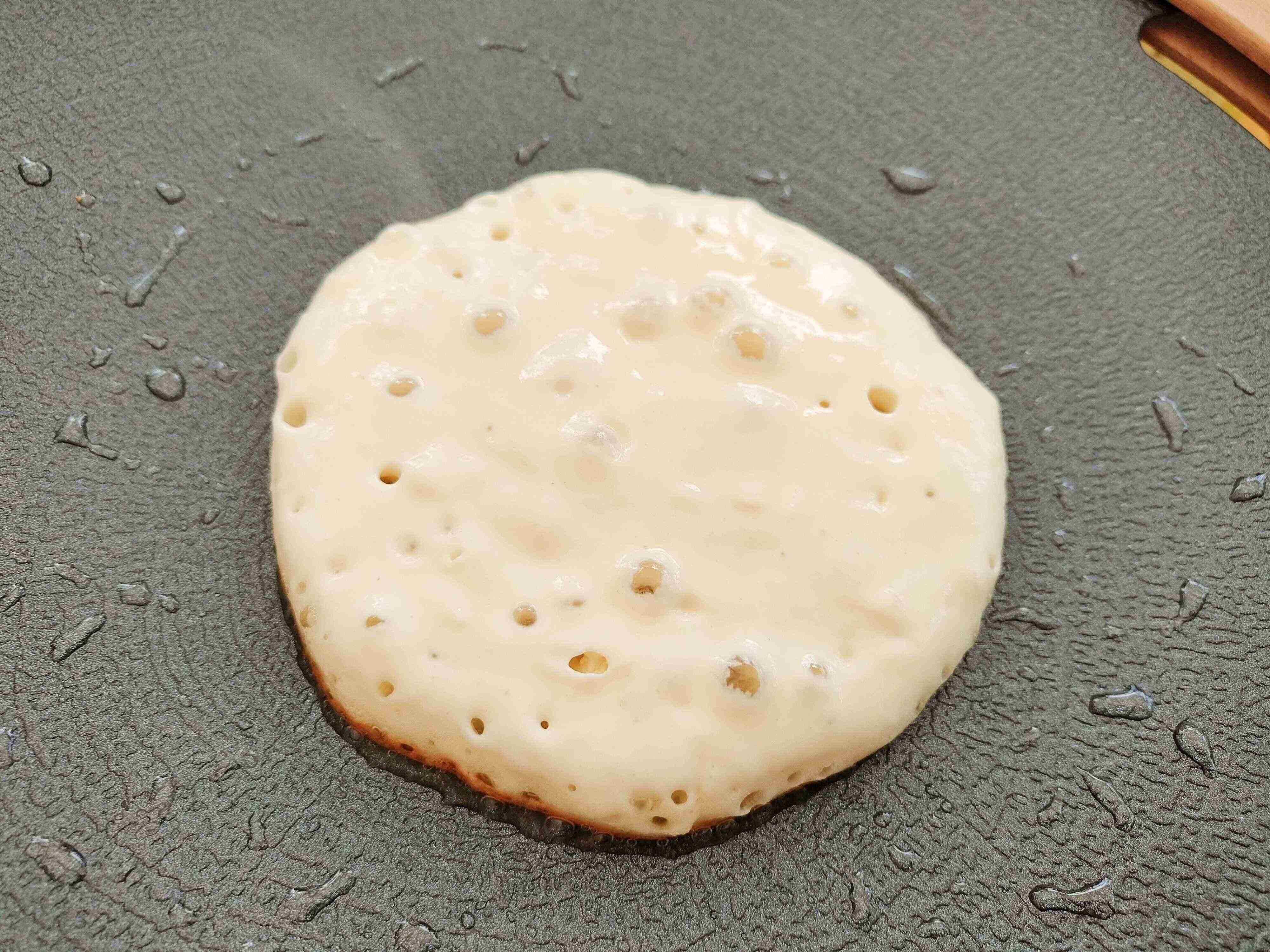 ぷつぷつしたパンケーキの表面