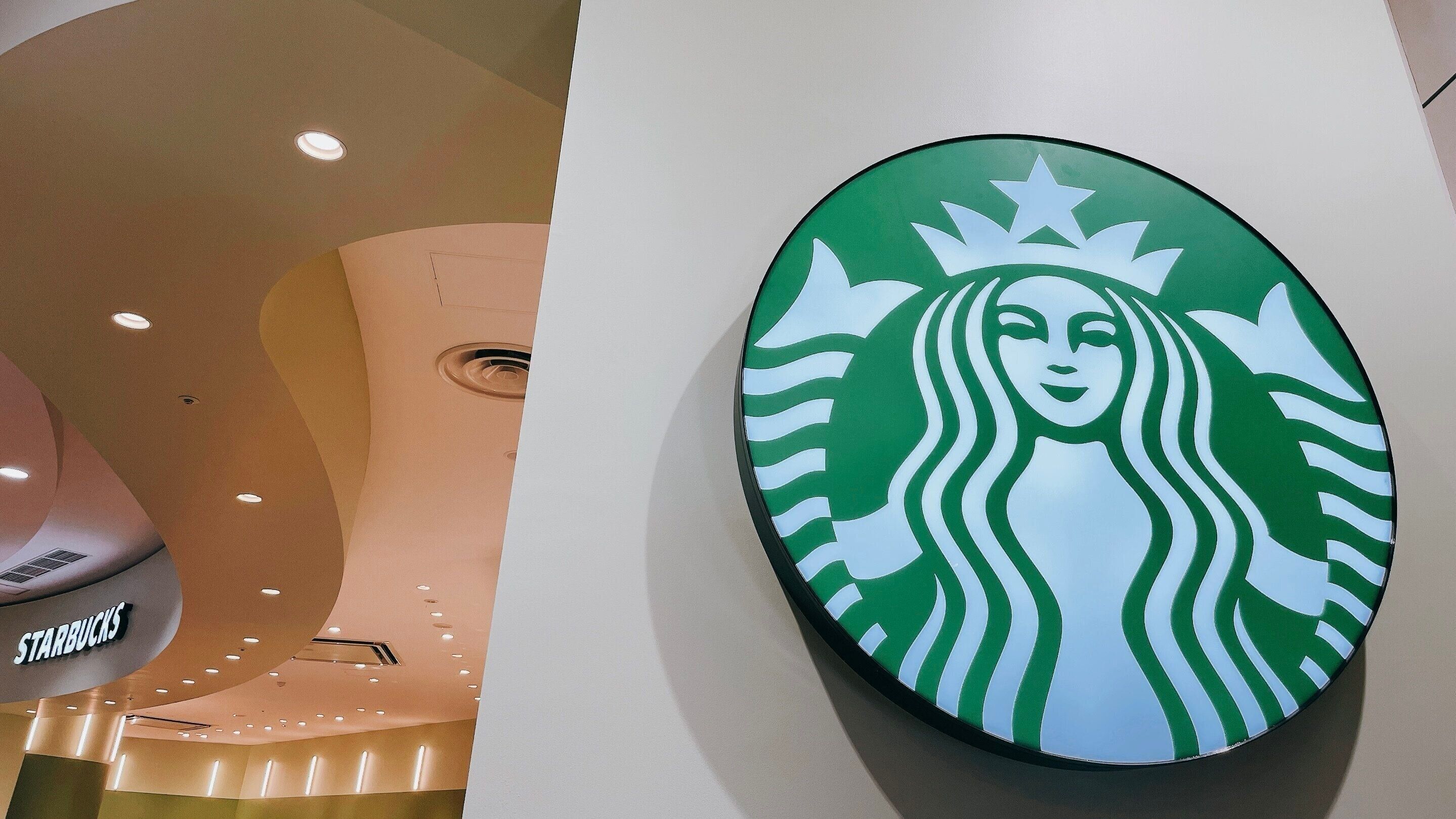 東京駅のスターバックスまとめ《2024年10月最新》Wi-Fi・電源の有無なども | サンキュ！