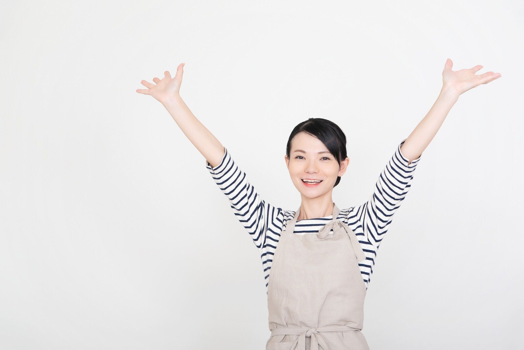 エプロンの女性