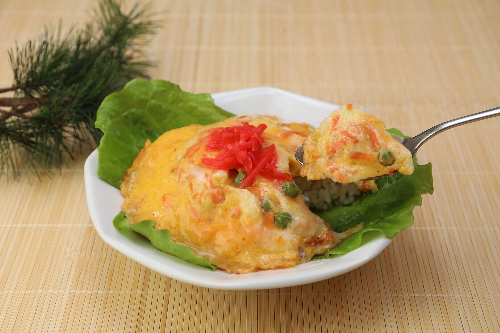 ゆでたご飯に卵のフーヨンを入れて、たんジャムを入れます。