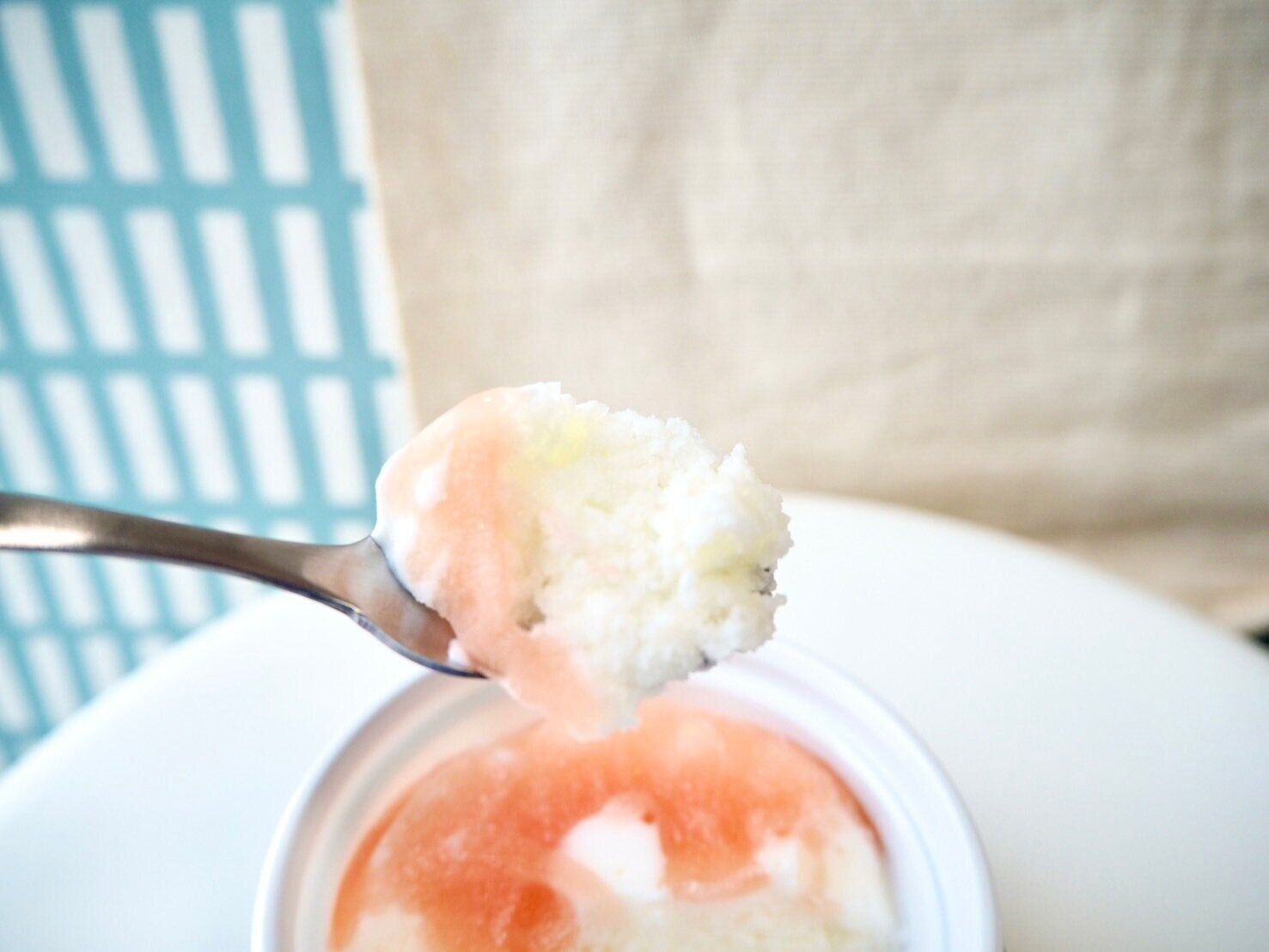 シャトレーゼ「白州名水かき氷Premium やわらか練乳氷 山梨県産白桃」スプーンのせ写真