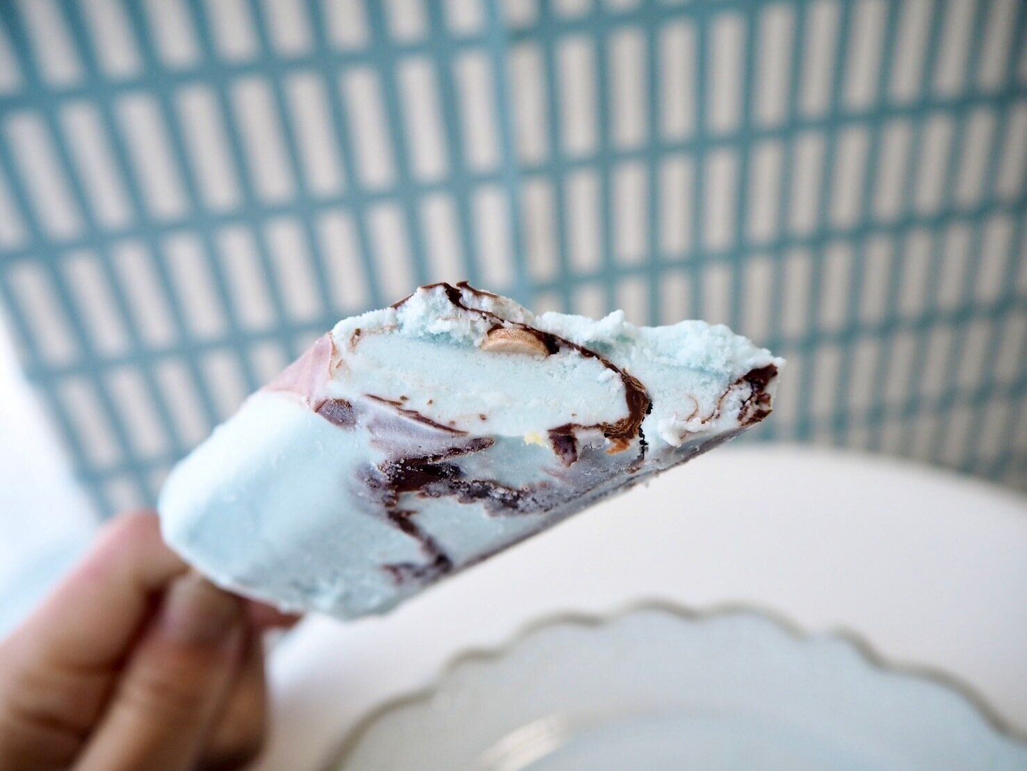 シャトレーゼ「チョコバッキー ドライミント」断面写真