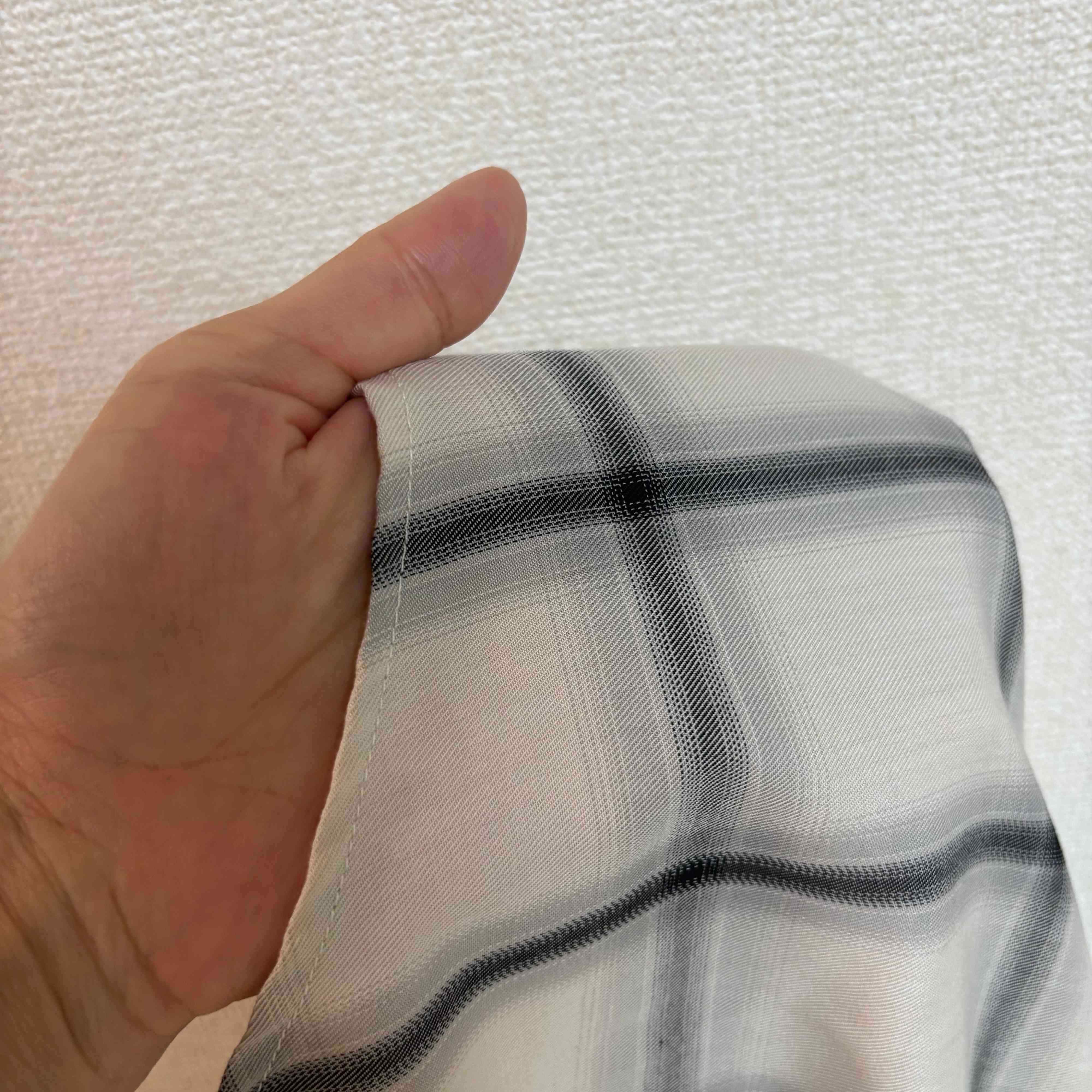 チェックシャツの素材感、薄さ