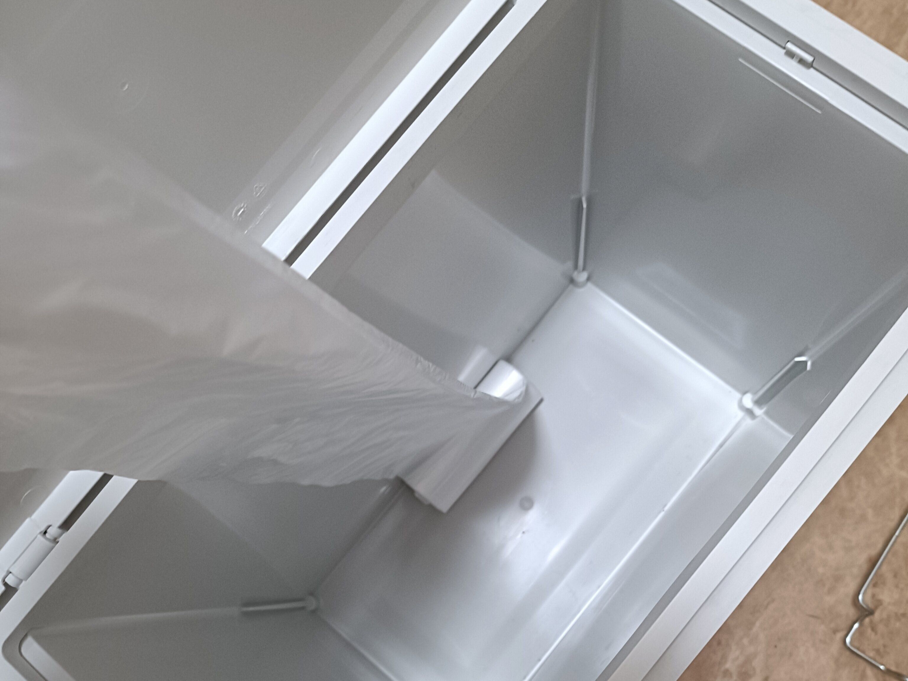 ロール状ゴミ袋をセットした様子