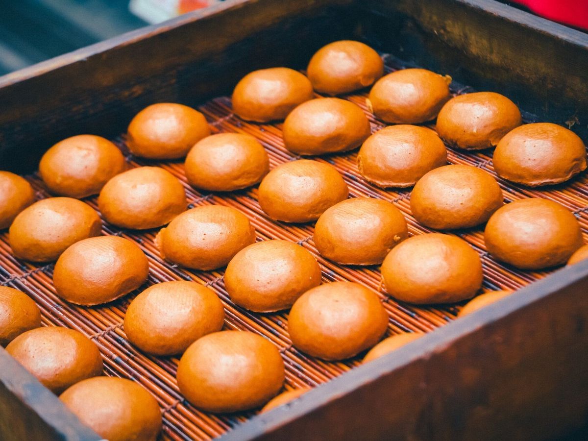 東京の下町にある美味しい食べ物の屋台。