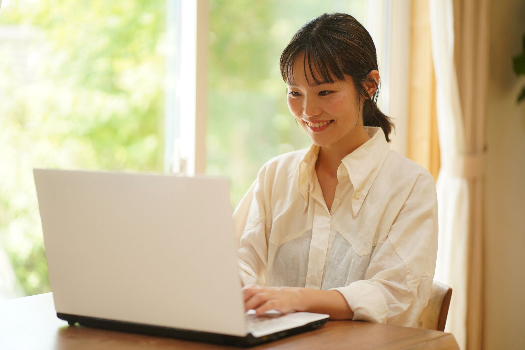 パソコンを使った女性
