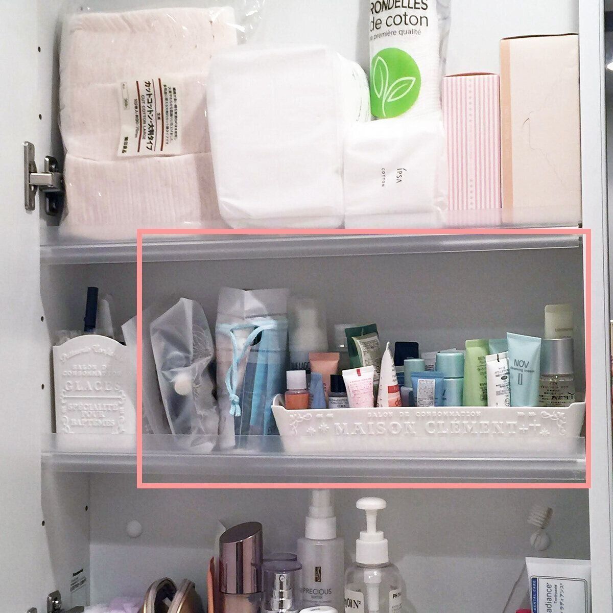 大量の化粧品サンプルはすぐに使えるようにまとめて