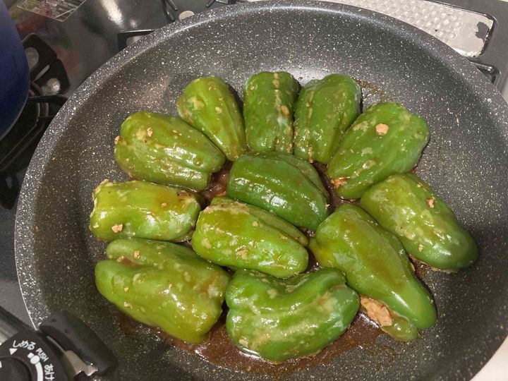 肉ダネだけ焼いているピーマンの肉詰め
