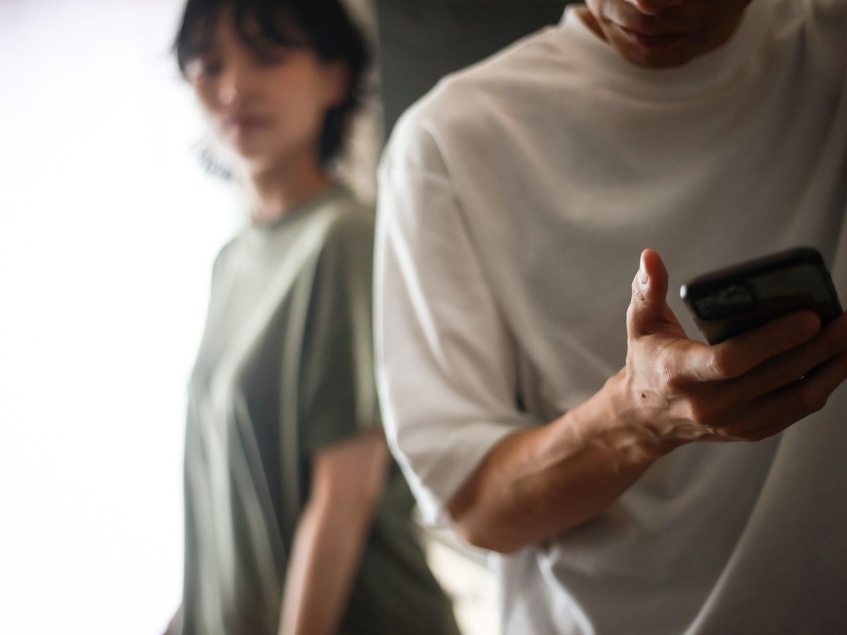 【チェックリスト付き】スマホを裏返しに置いていたら要注意!?パートナーの浮気を見抜く10のサイン