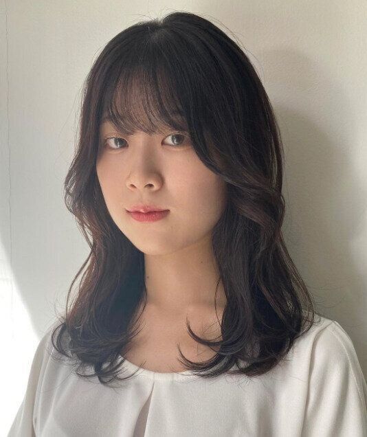 顔まわりがポイント！くびれセミロング