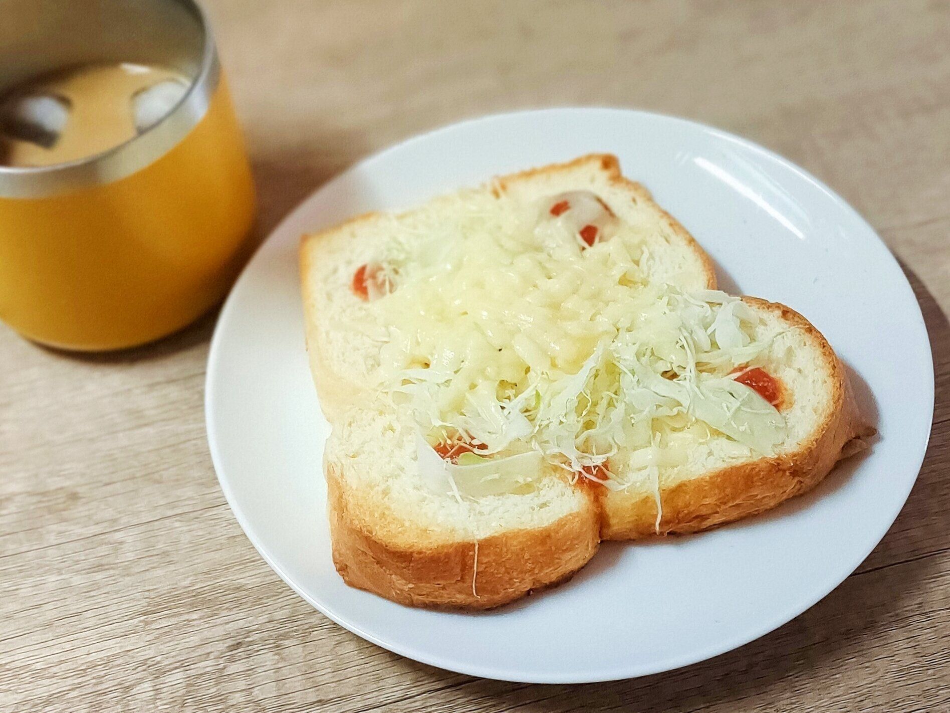 朝ごはんにピザトーストとしてホテルブレッドを食べる
