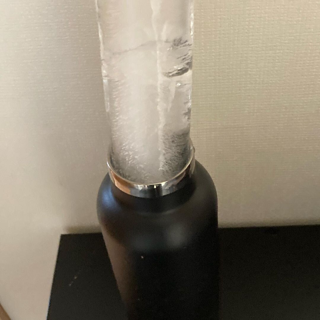 ダイソーの「極太水筒用氷棒 ＩＣＥＳ―Ｂ」	