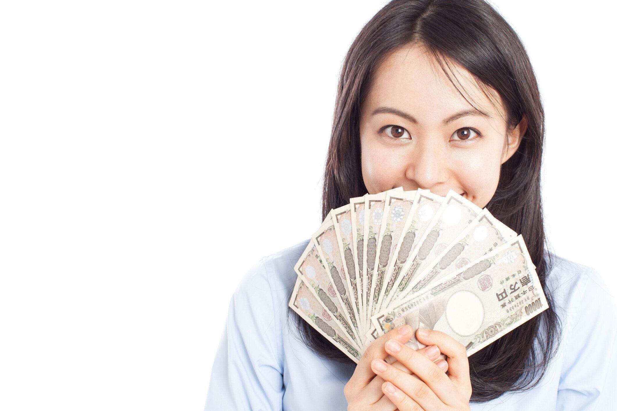 日本円を持つ日本人女性