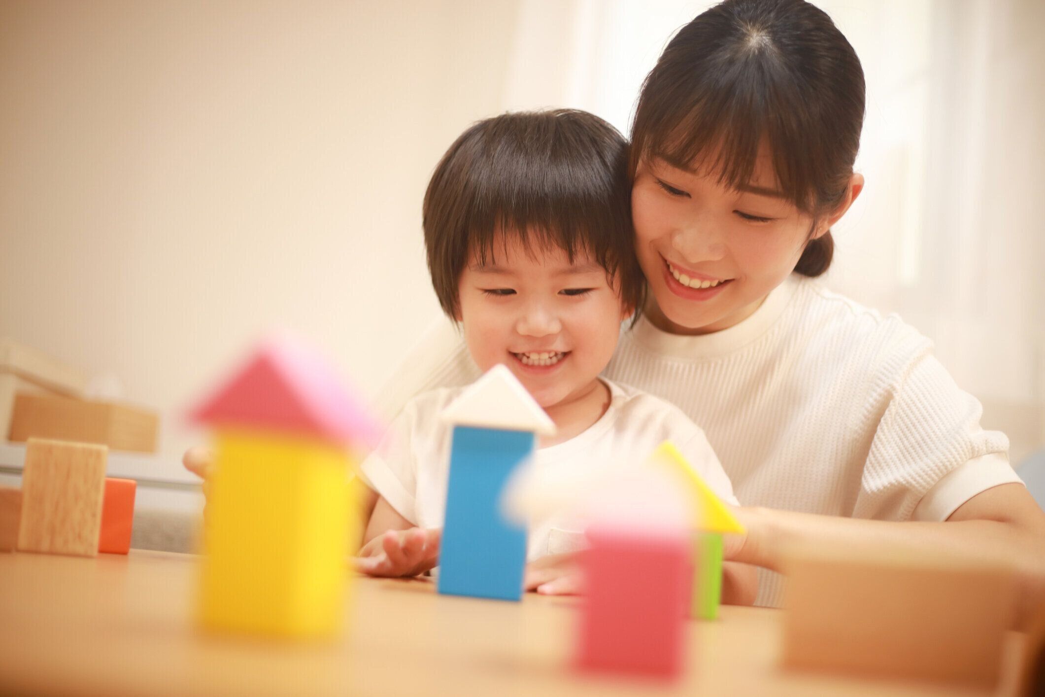 ブロックで遊ぶ親子