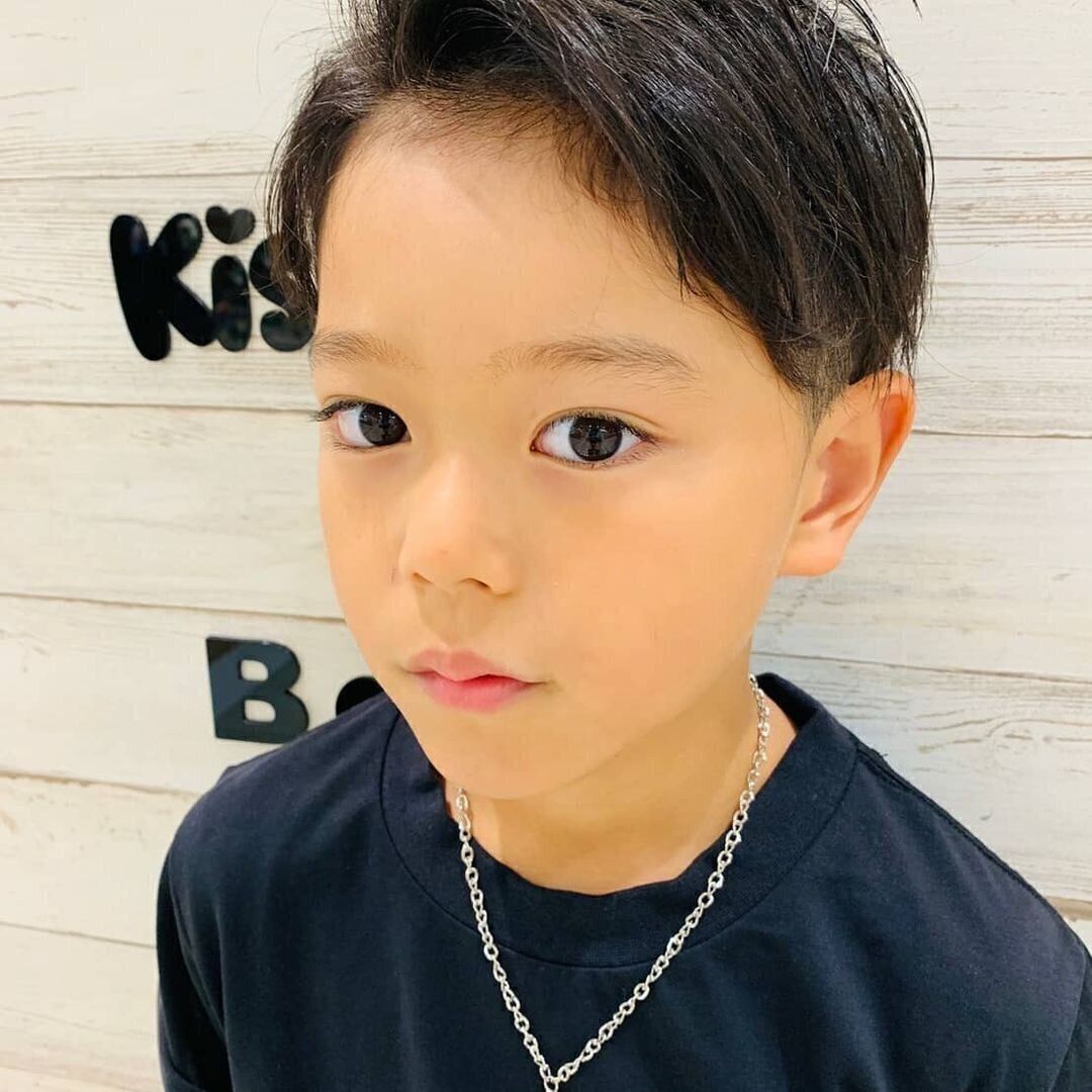おしゃれ小学生男子の髪型・ヘアカタログ！持ち上げバングで男らしさもアップ！