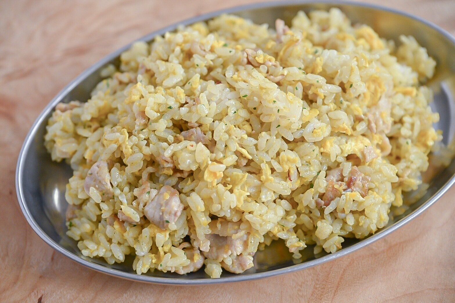 シルバーの皿に盛られたグリーンカレーチャーハン