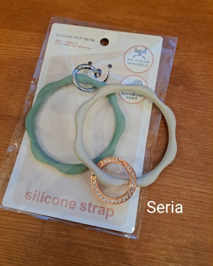 【セリア】スマホにつけるだけ!流行のハンドストラップ