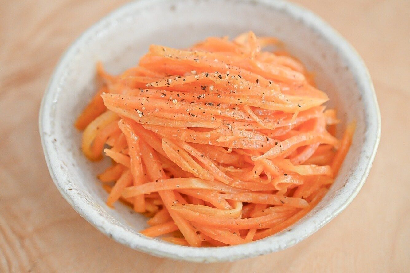 皿に入ったにんじんのカレーマリネ