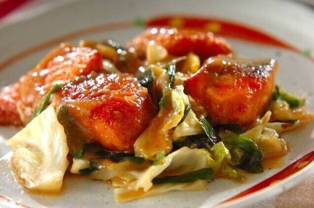 ニラを使った鮭とキャベツのみそ炒め