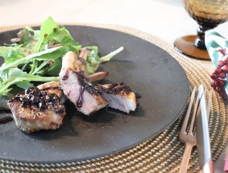 ラムチョップのブルーベリージャムソース