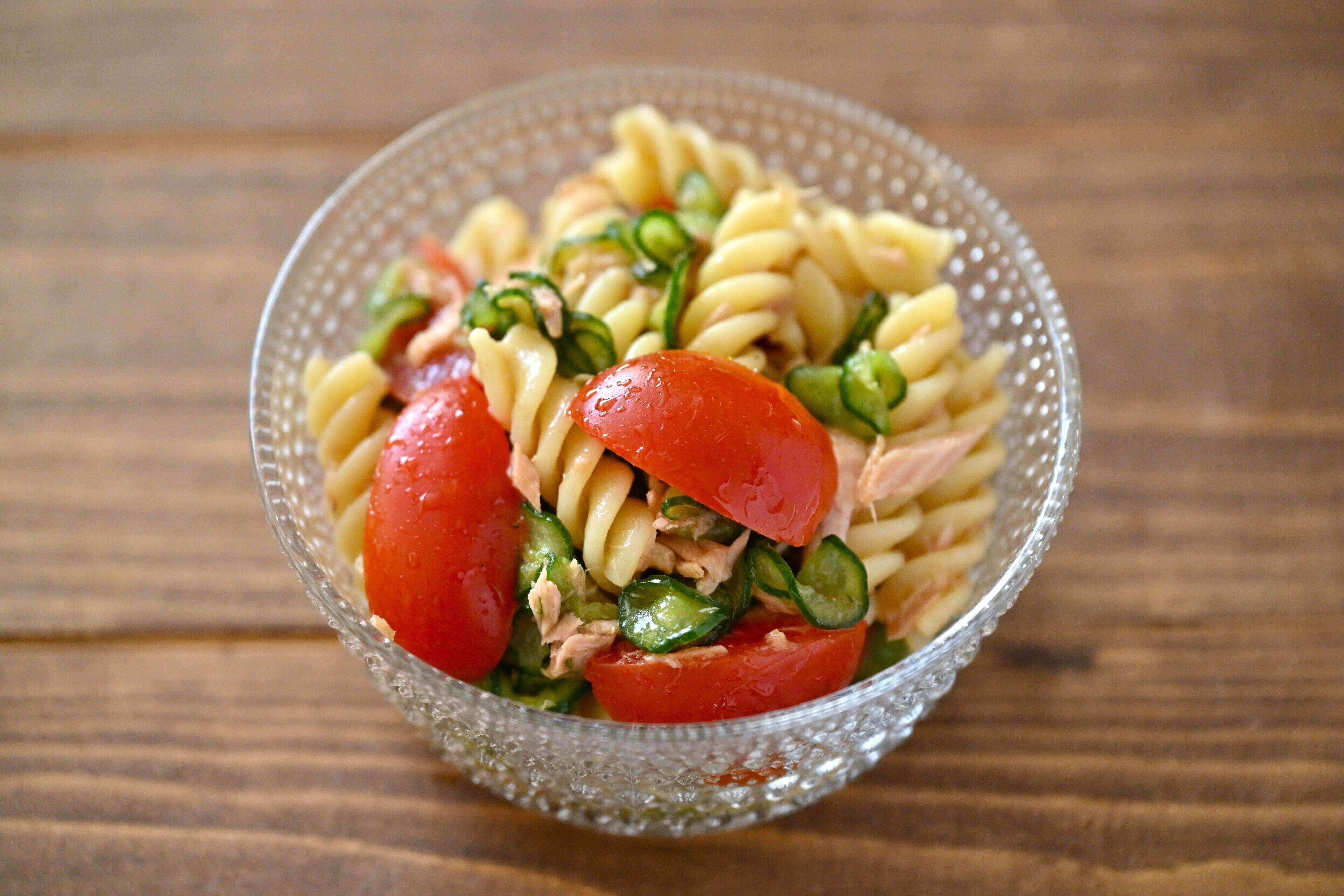 ガラスの容器に入ったツナのサラダパスタ