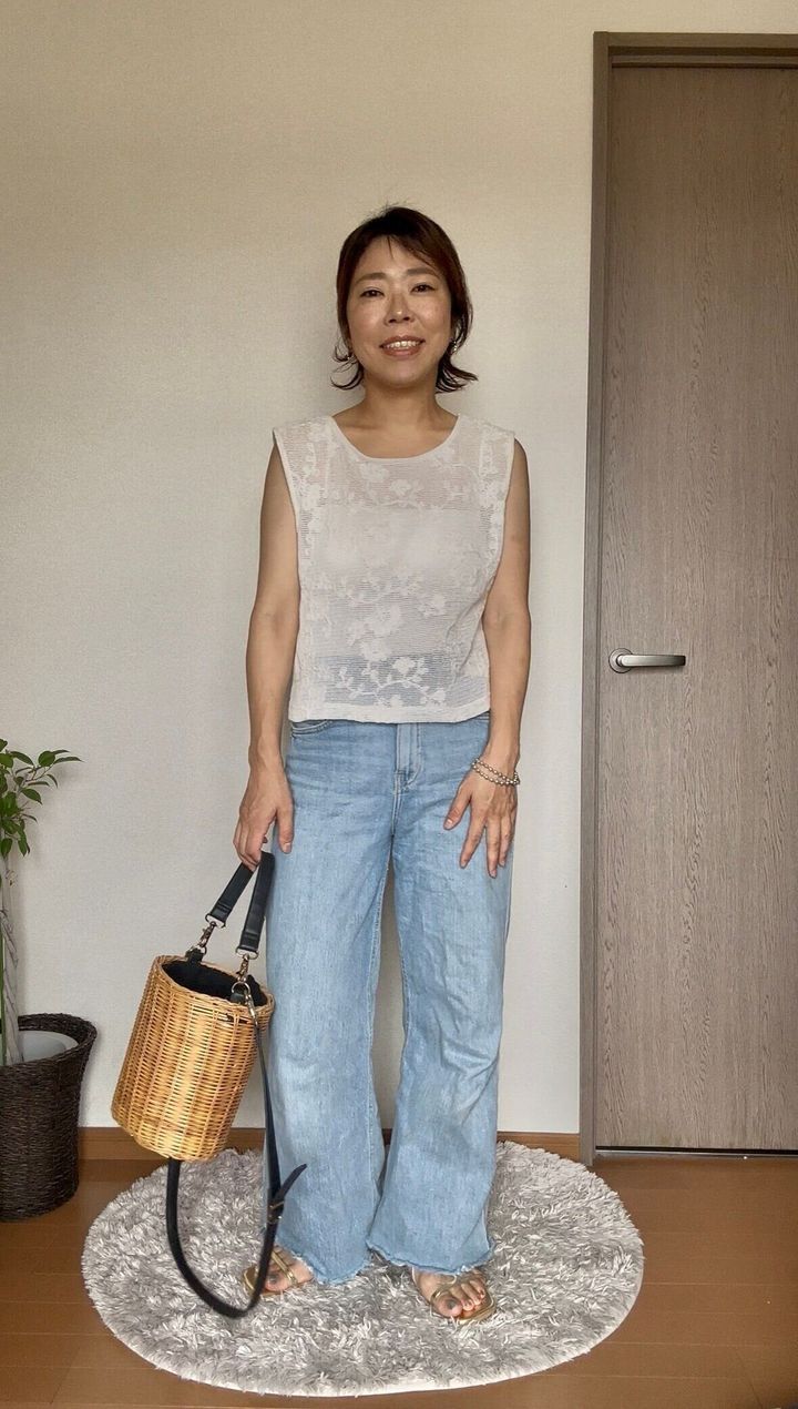 レーストップスとデニムのコーディネート