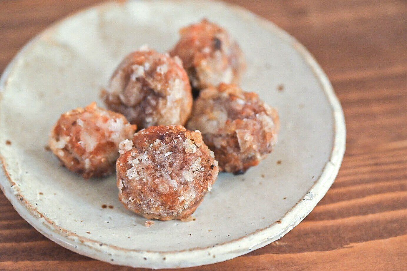 陶器の皿に盛られたマッシュルームの唐揚げ