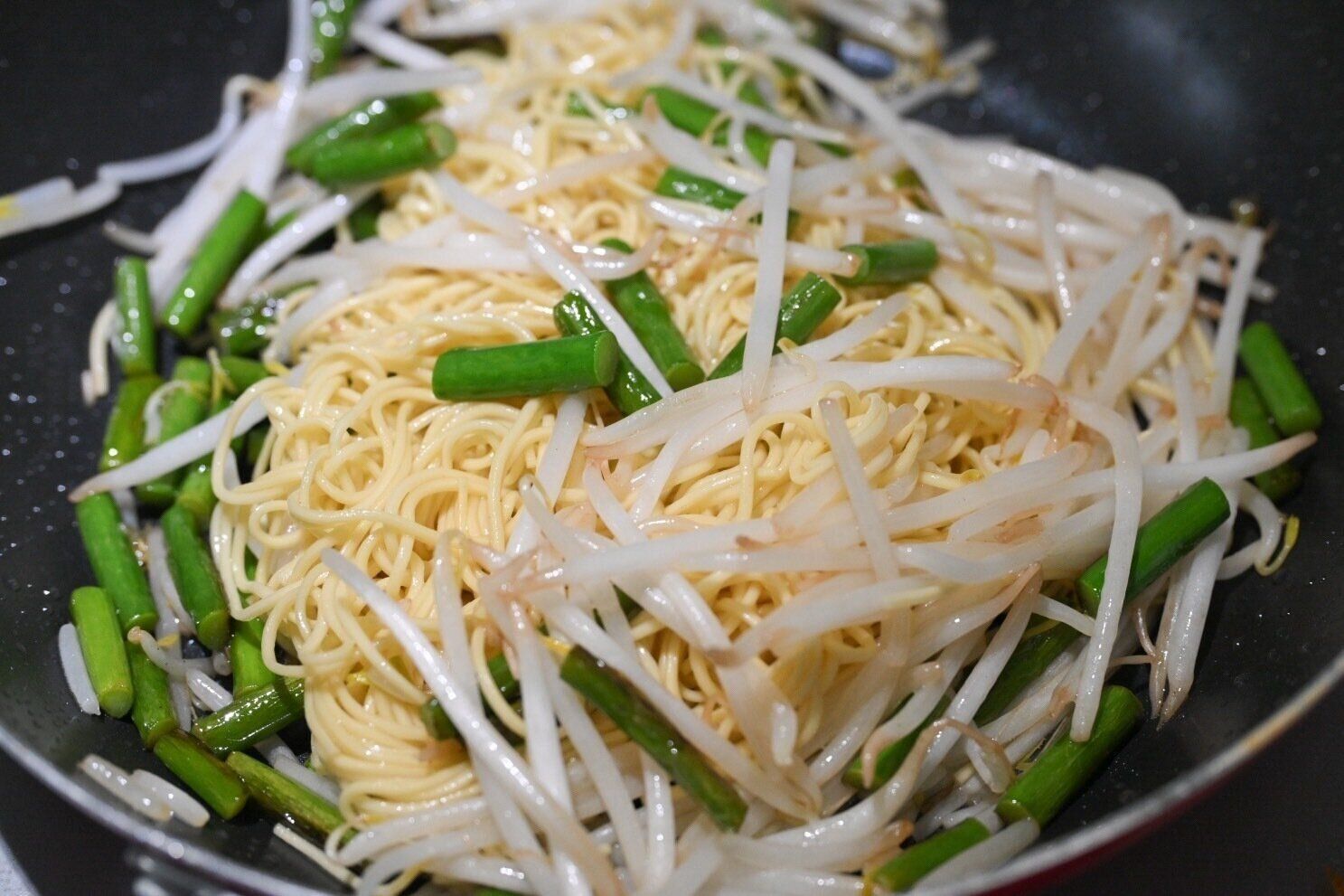 麺を入れたフライパン