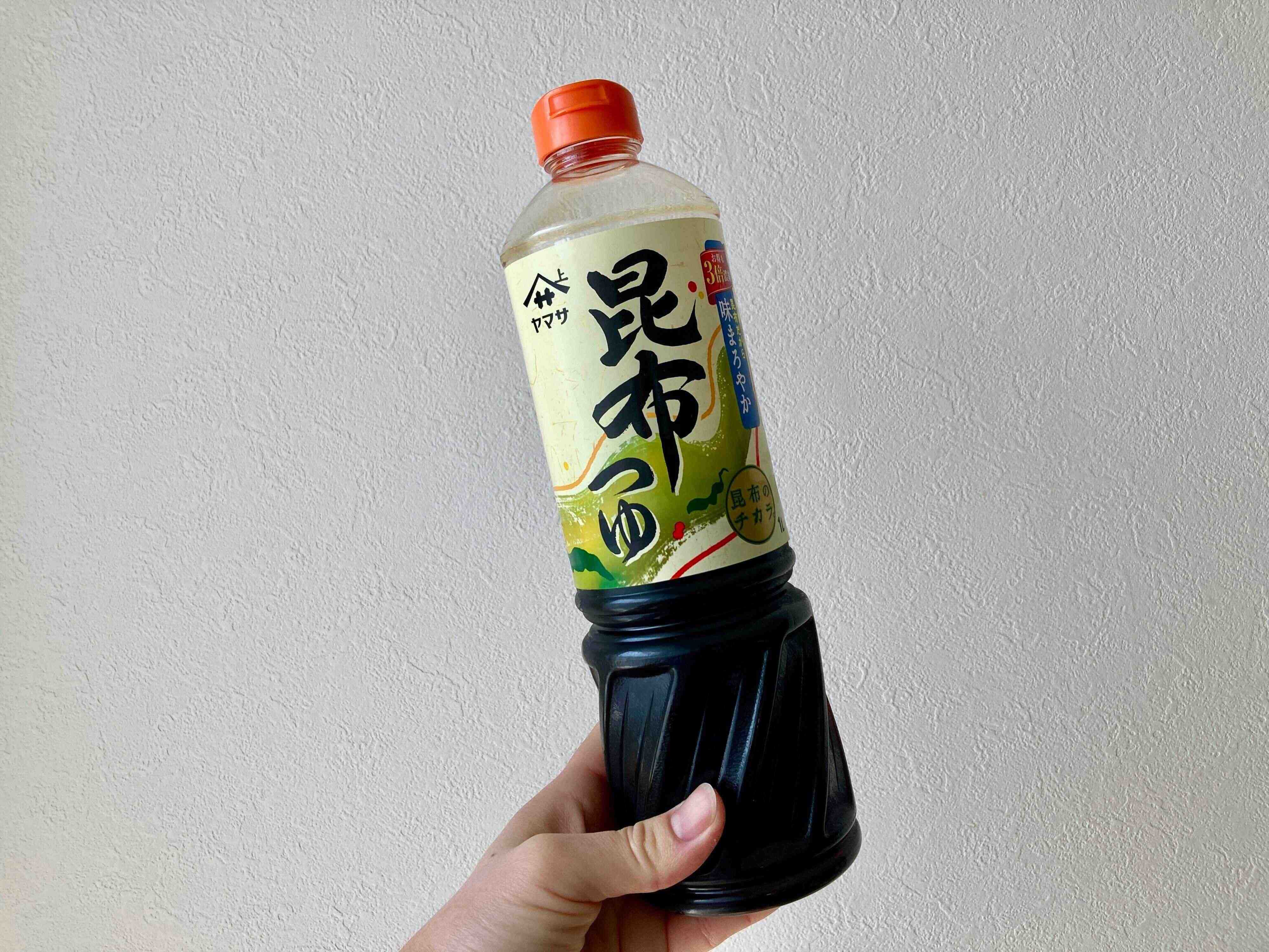 昆布つゆを持っているところ