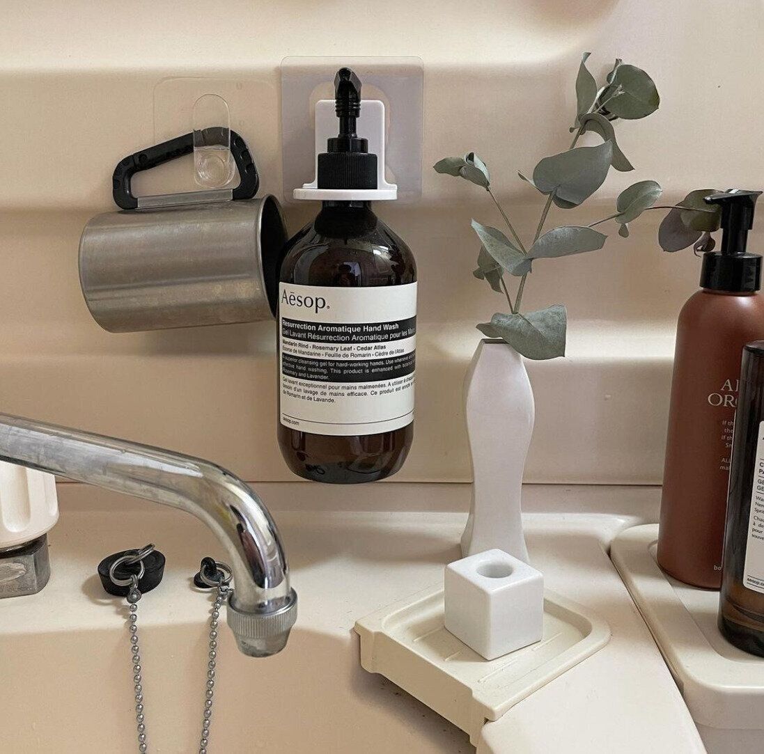 【セリア】浮かせる収納が可能に！吸着シートボトルホルダー