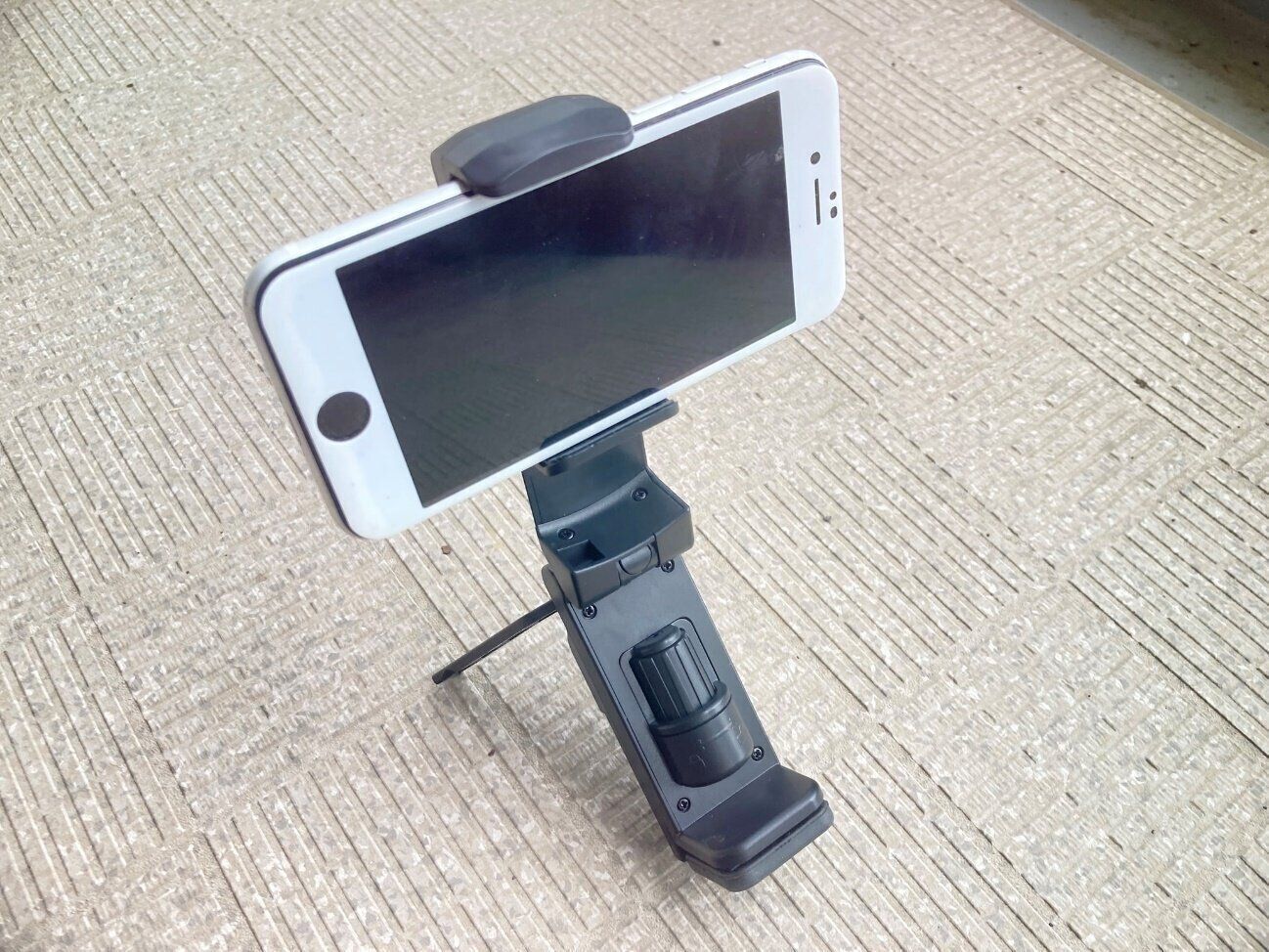 究極のスマホグッズがダイソーに!?観るのも撮るのもコレひとつでOK「多機能スマホホルダー」は見つけたら絶対買って！