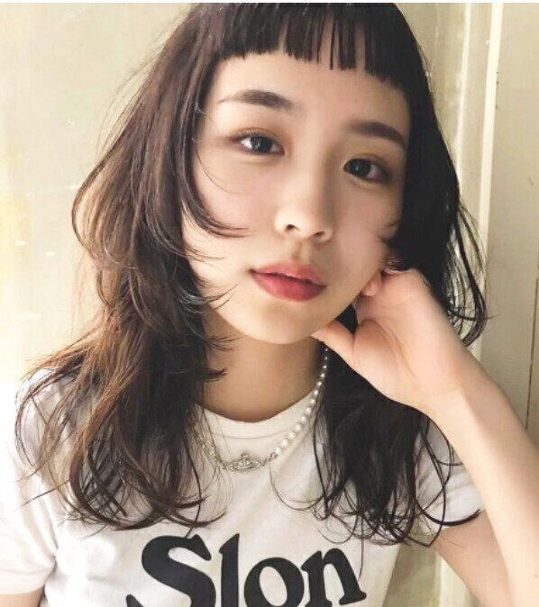 40代に似合うロングヘアスタイル。カジュアルスタイルが似合う！オン眉ウルフヘア 