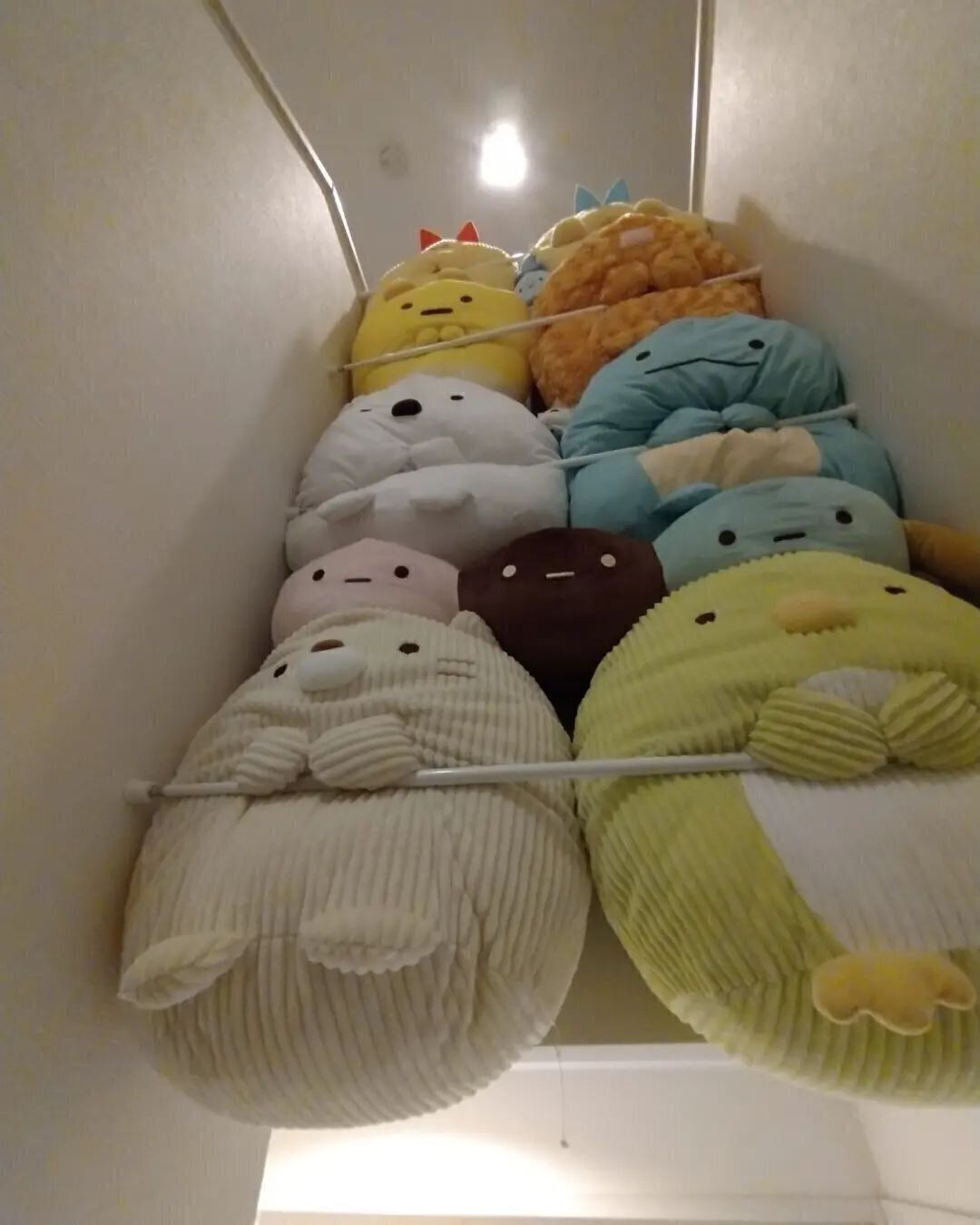 つっぱり棒を使って階段のデッドスペースをぬいぐるみ置き場に