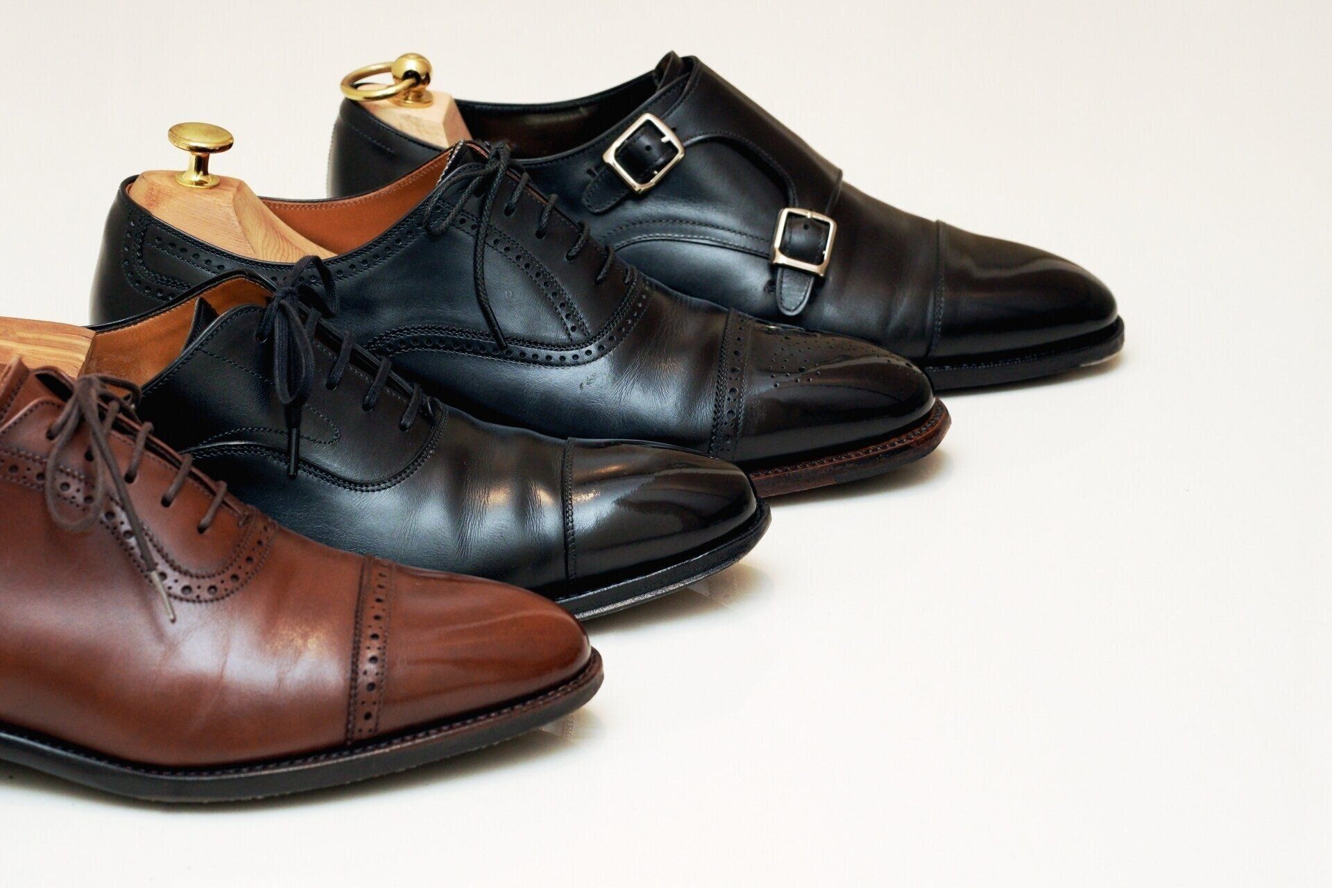 メンズのカジュアルスタイルにおすすめの革靴〇選＆コーデ例〇選《2024》