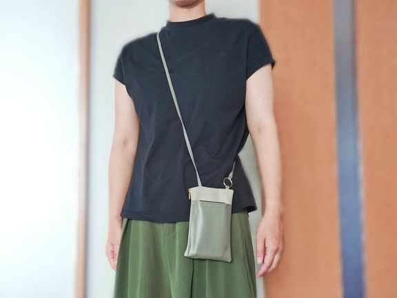 腰のあたりまでの長さのストラップ