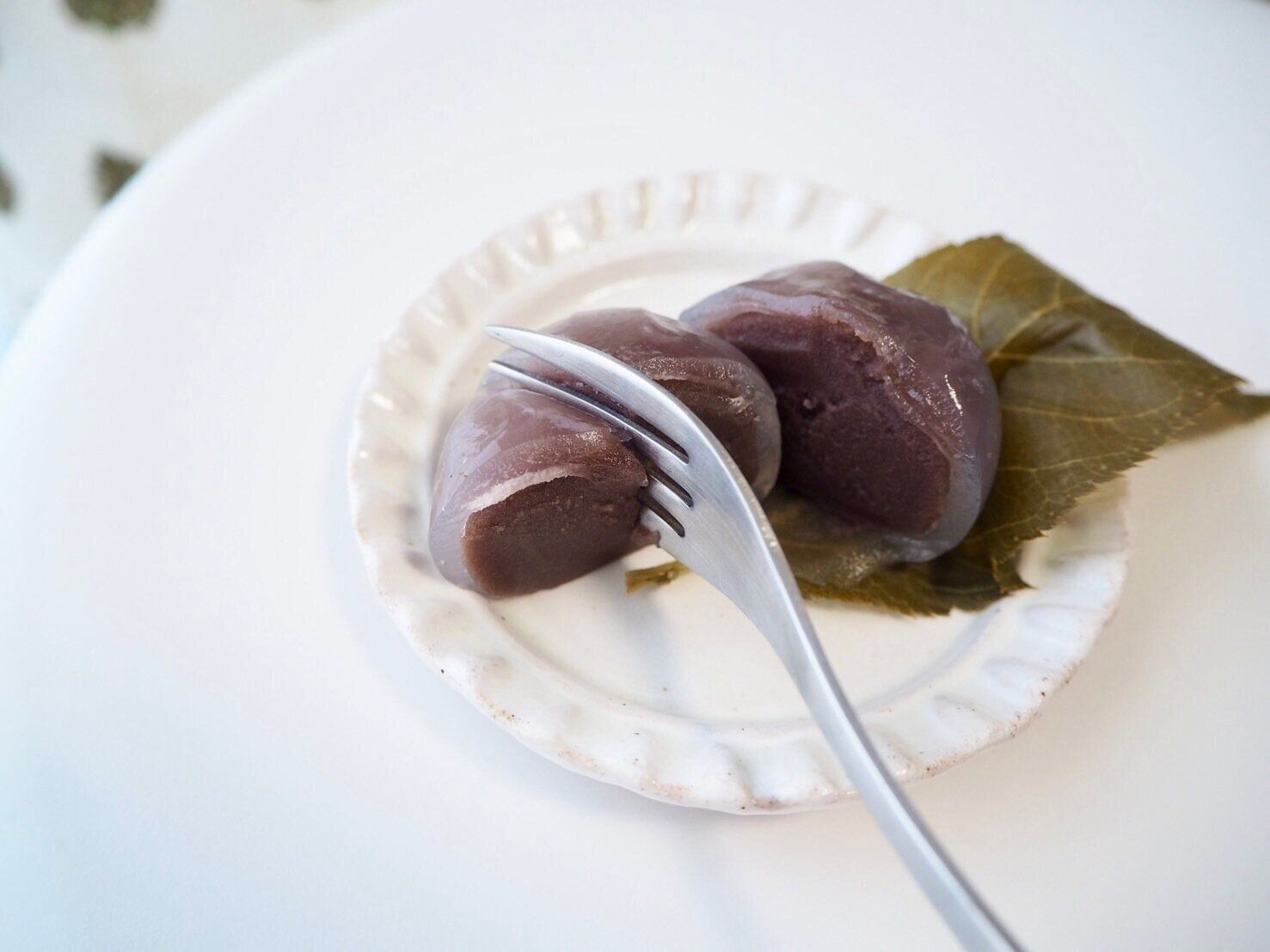 シャトレーゼ「くず桜こし餡」フォークの写真