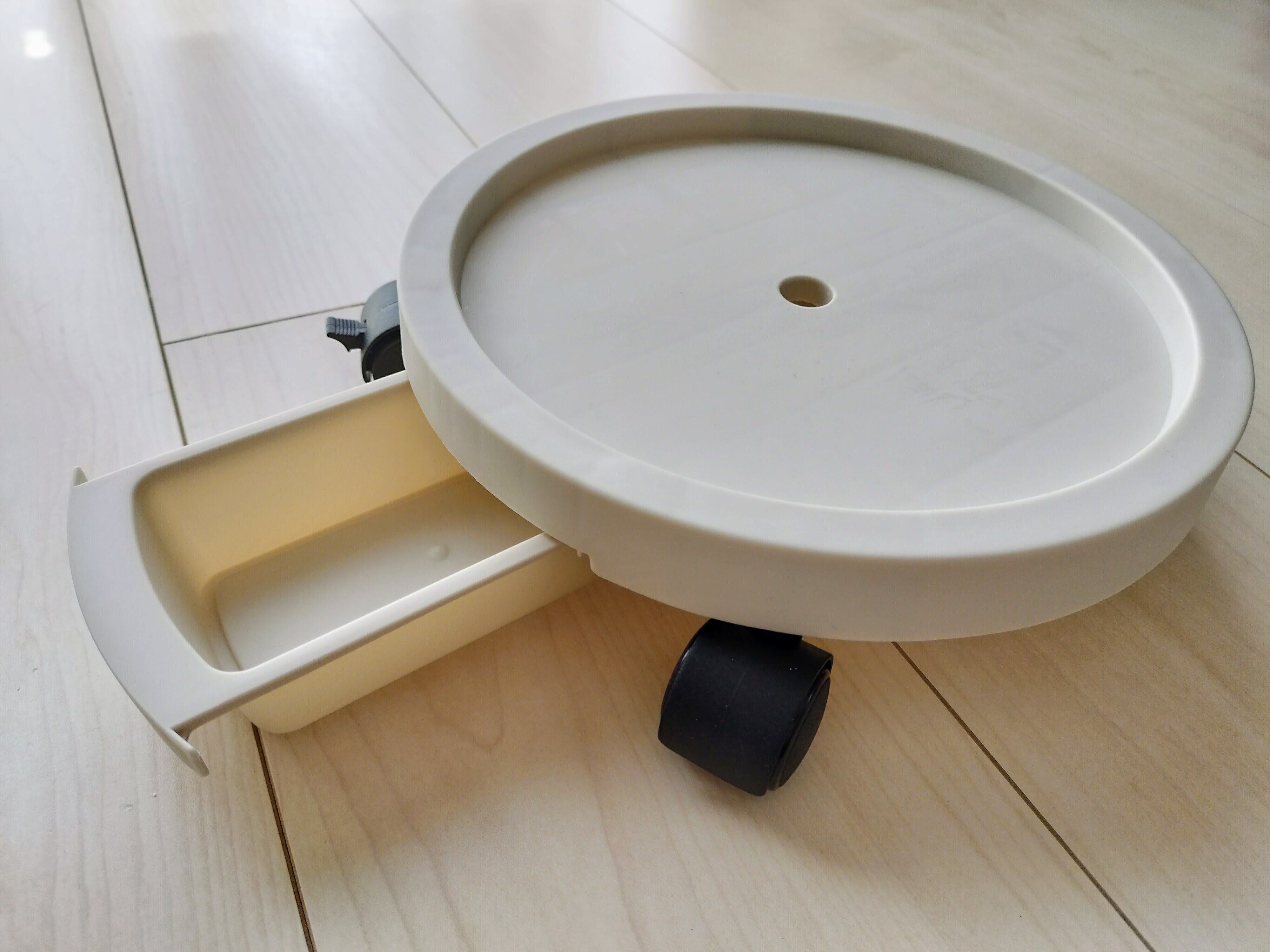 キャスター付きトレーに付いた水切り用の引き出しを開けた画像